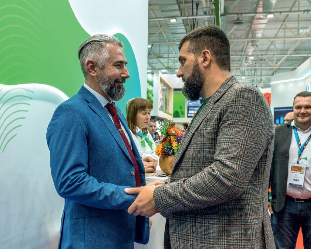 Встреча на стенде «Августа» Встреча на стенде «Августа»