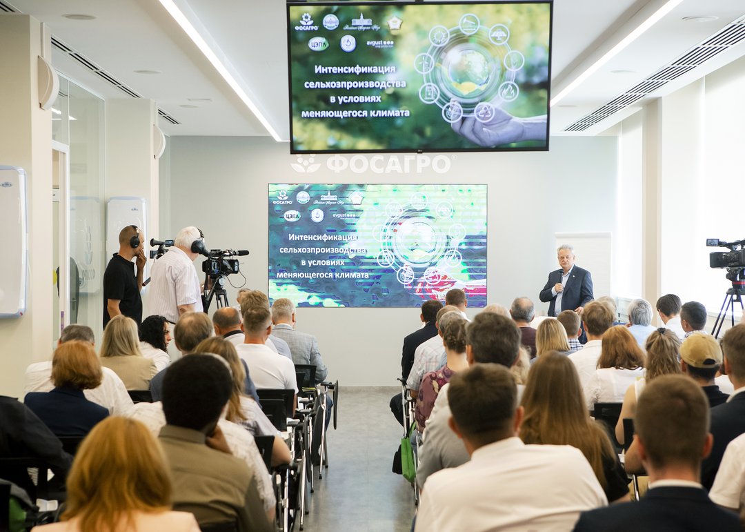 Avgust Timiryazevkadagi seminarda 